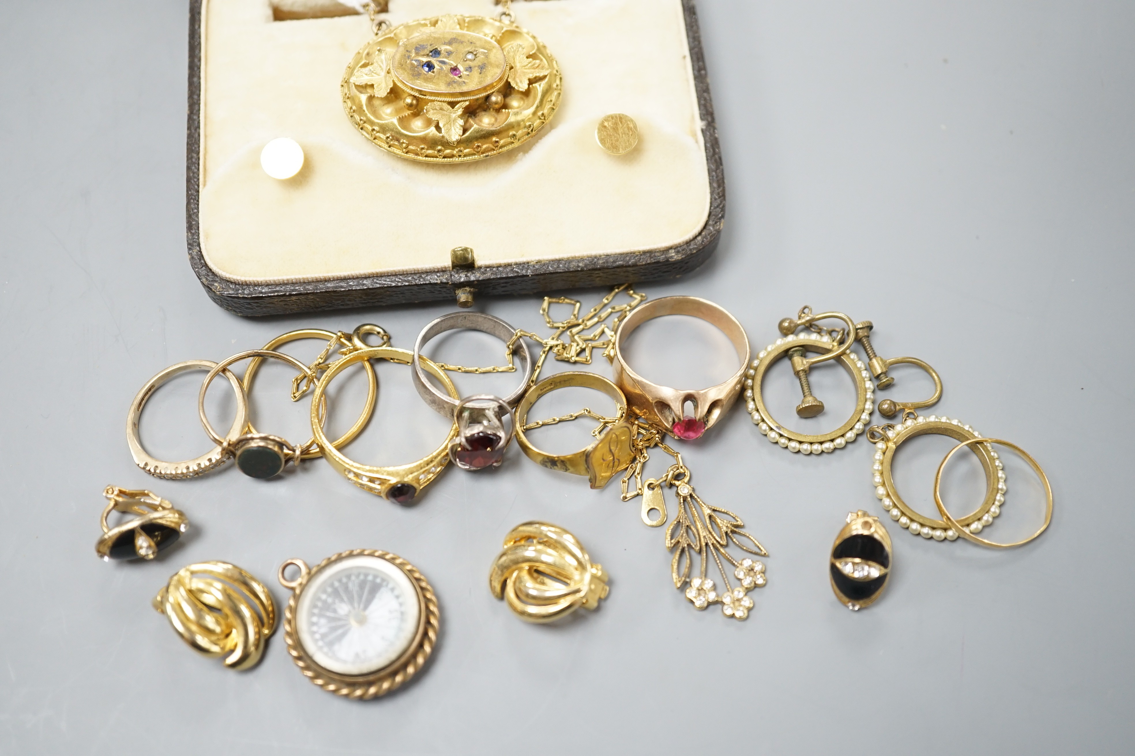 A 22ct gold wedding band 2.3 grams, a Victorian yellow metal and gem set oval brooch and other jewellery